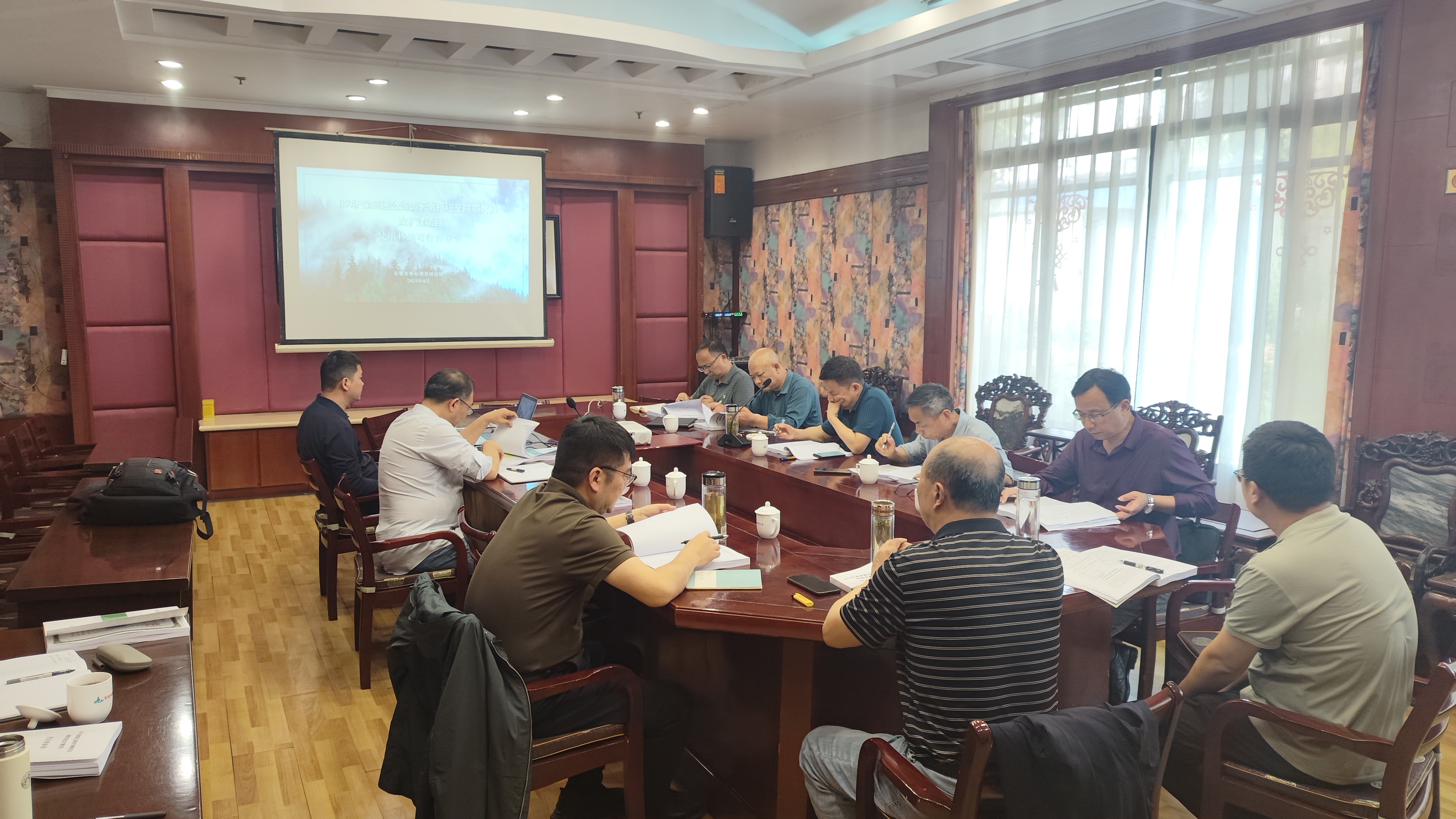 我院编制的《G50沪渝高速公路鸽子墩枢纽至皖鄂界段改扩建项目使用林地可行性报告》通过专家审查